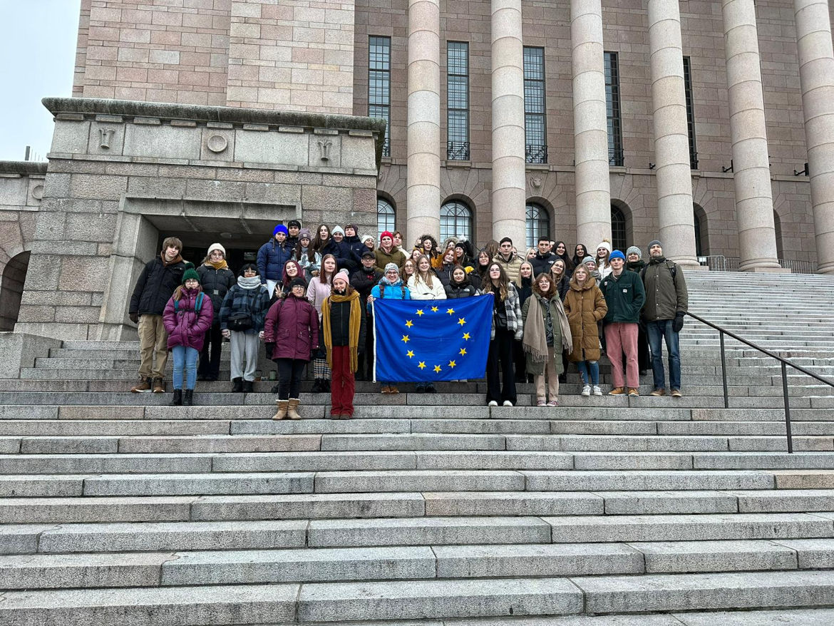 Die Erasmus+ Schülerinnen und Schüler unseres Projekttreffens vor dem finnischen Parlament